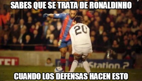 Sabes que se trata de Ronaldinho cuando los defensas hacen esto.