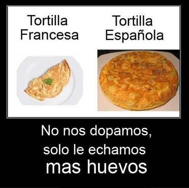 Tortilla Francesa-Tortilla Española. No nos dopamos, solo le echamos más huevos.