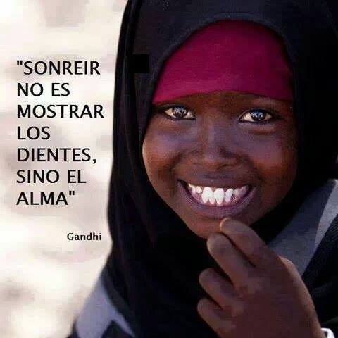 Sonreír no es mostrar los dientes, sino el alma. Ghandi