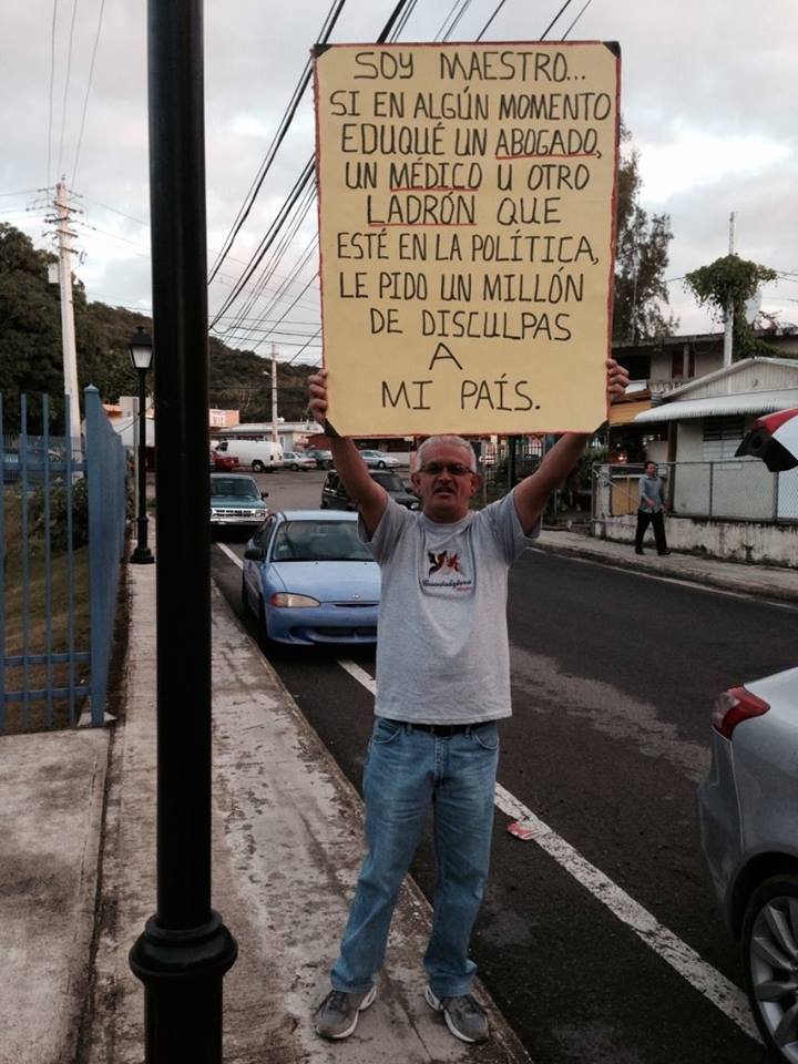 Soy maestro... Si en algún momento eduqué un abogado, un médico u otro ladrón que esté en política, le pido un millón de disculpas a mi pais.
