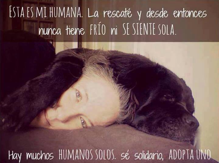 Esta es mi humana. La rescaté y desde entonces nunca tiene frío ni se siente sola. Hay muchos Humanos Solos, sé solidario, Adopta Uno.