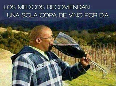 Los médicos recomiendan una sola copa de vino por día.