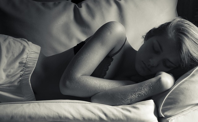 La postura que adoptamos cuando dormimos nos revela como somos amando