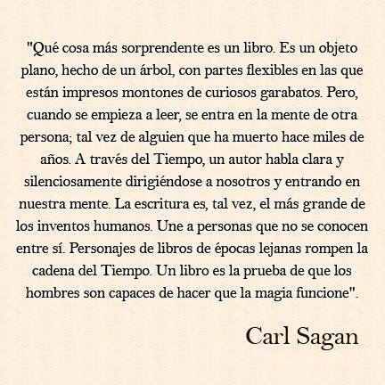 "Qué cosa más sorprendente es un libro. Es un objeto plano, hecho de un árbol, con partes flexibles en las que están impresos montones de curiosos garabatos.