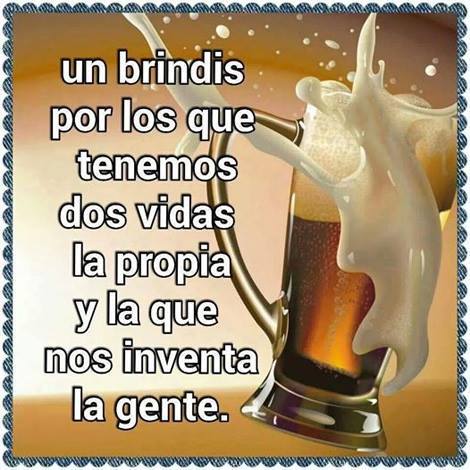 Un brindis por los que tenemos dos vidas: la propia y la que nos inventa la gente