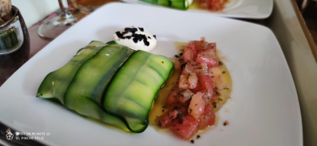 Raviolis de calabacín y queso fresco con pipirrana de tomate y orégano