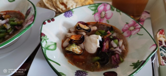 Sopita de tomate y alubias con vinagreta de mejillones y alioli