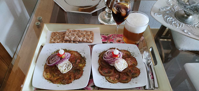 Carpaccio de tomate con queso de cabra y cebolla morada