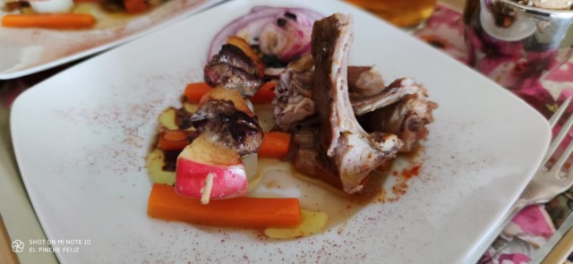 Chuletillas de conejo a la cazuela con brocheta de manzana y su higadito