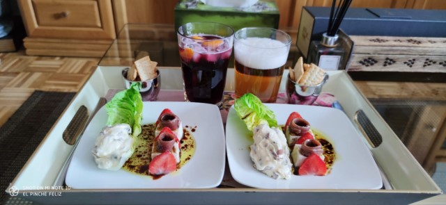 Ensalada de queso fresco, fresas, mayonesa de anchoa y alcaparras