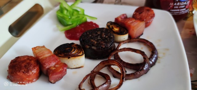 Parrillada mixta con mermelada de pimiento asado