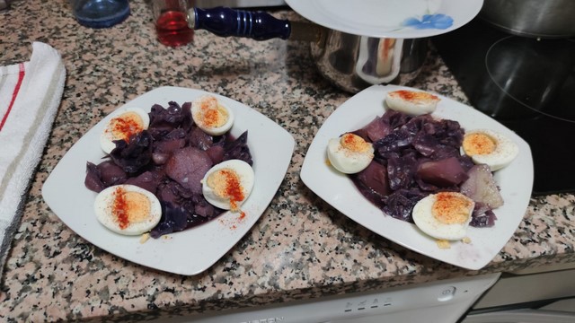 Hoy toca tapita vegetariana: "Lombarda con patatitas y huevo duro al pimentón"