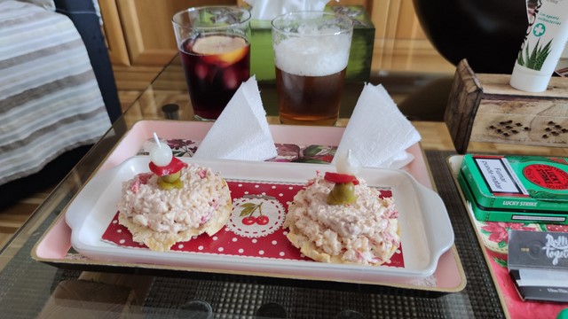 Tapa con cuatro sobras. Sano aprovechamiento para hoy "Ensaladilla de arroz dobre tortita de maíz"