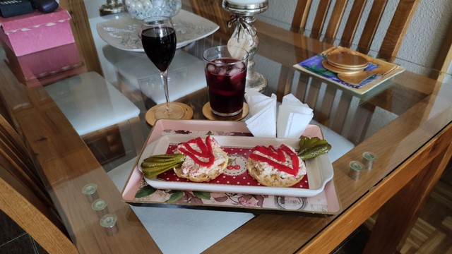 Hora del aperitivo... Nos levantamos muuuy tarde, así que hoy reaprovechamos de nuevo, nos quedó "ensaladilla de arroz".