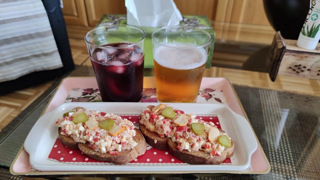 Ahí va la tapita de hoy: "Tartar de queso fresco, pimiento morrón, atún y ajo encurtido", con algo de retraso pero ha valido la pena :)