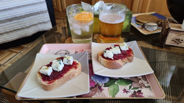 Listos para la tapa de hoy? "Tortita de pan brioche con frutos rojos y queso azul"