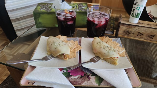 Y el aperitivo de hoy... "Tortilla de patata con pisto en camisa de queso fundido y orégano"