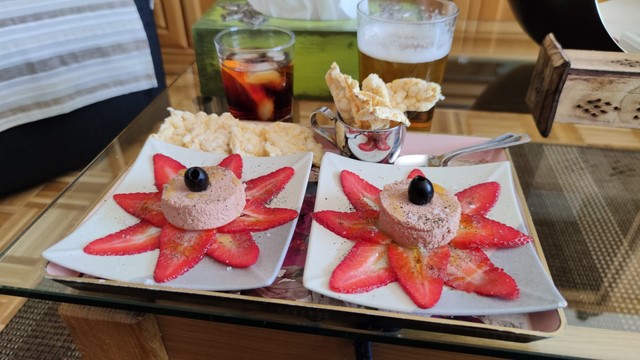 Menuda tapa!!!! Hoy: "Mousse de foie sobre carpaccio de fresas y torta de maíz", ahí es ná ;D