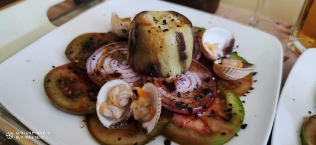 Ensalada de berenjena, tomate verde y berberechos en salsa de soja