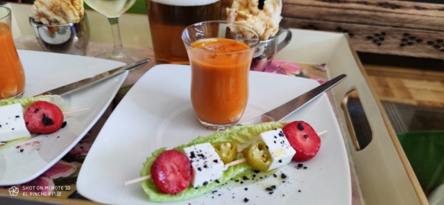 Gazpacho de pimiento, torera de piparra, queso fresco y fresas