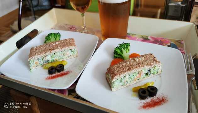 Sándwich vegetal con pan de cereales, brócoli y mayonesa
