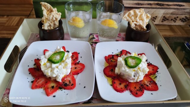 Ensaladilla de manzana y atún sobre carpaccio de fresas...