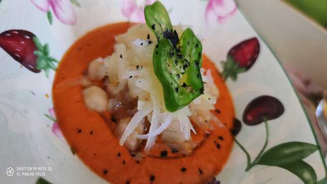 Ensalada de garbanzos y "tallarines de patata" sobre gazpacho cortado con oliva virgen y sal negra