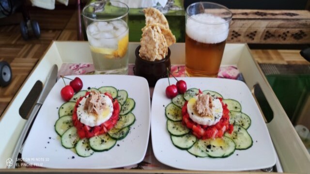 Tartar de fresas con queso fresco y migas de caballa sobre carpaccio de pepino