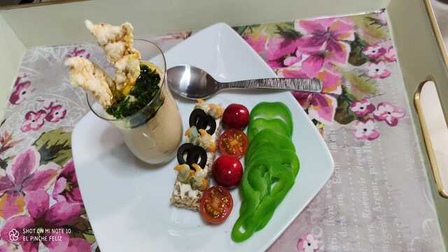 Hummus de garbanzos con tostita de berberechos y oliva negra, dos "cherrys" y crudite de pimiento verde...