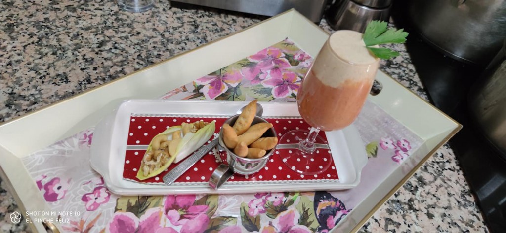 "Capuchino de gazpacho de cerezas y ajoblanco de cacahuetes con barqueta de endivias, anacardos y nueces"