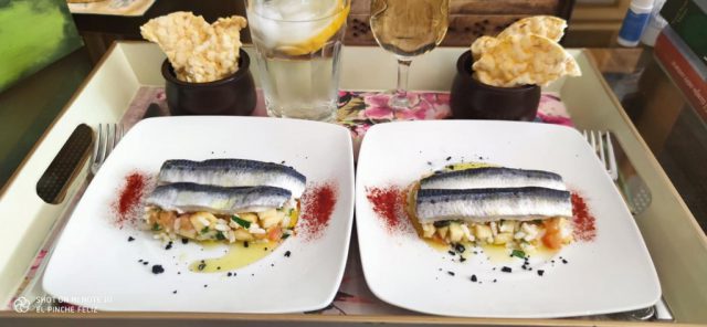 Lomitos de sardina marinada sobre pipirrana de manzana, tomate, arroz y piel de limón