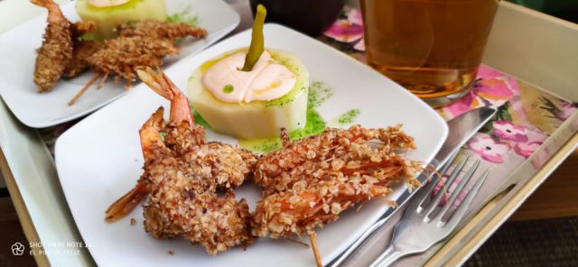 Gambitas a la romana de copos de avena con "bravioli" de patata...