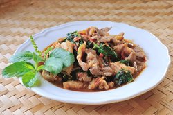 CERDO TAILANDÉS CON ALBAHACA