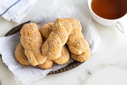KOULOURAKIA (GALLETAS DE MANTEQUILLA GRIEGAS CON SÉSAMO)