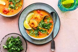 TOM KHAA (SOPA DE TOM YUM CON LECHE DE COCO)