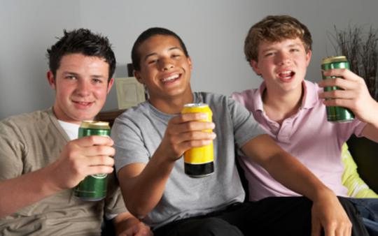Nuestro hijo adolescente bebe ¿qué hacer?