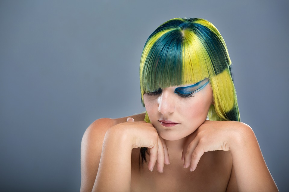 Atrévete con esas mechas fosforecentes y multicolores