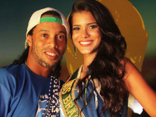 Ronaldinho Signo Aries y su novia Jakelyne Oliveira
